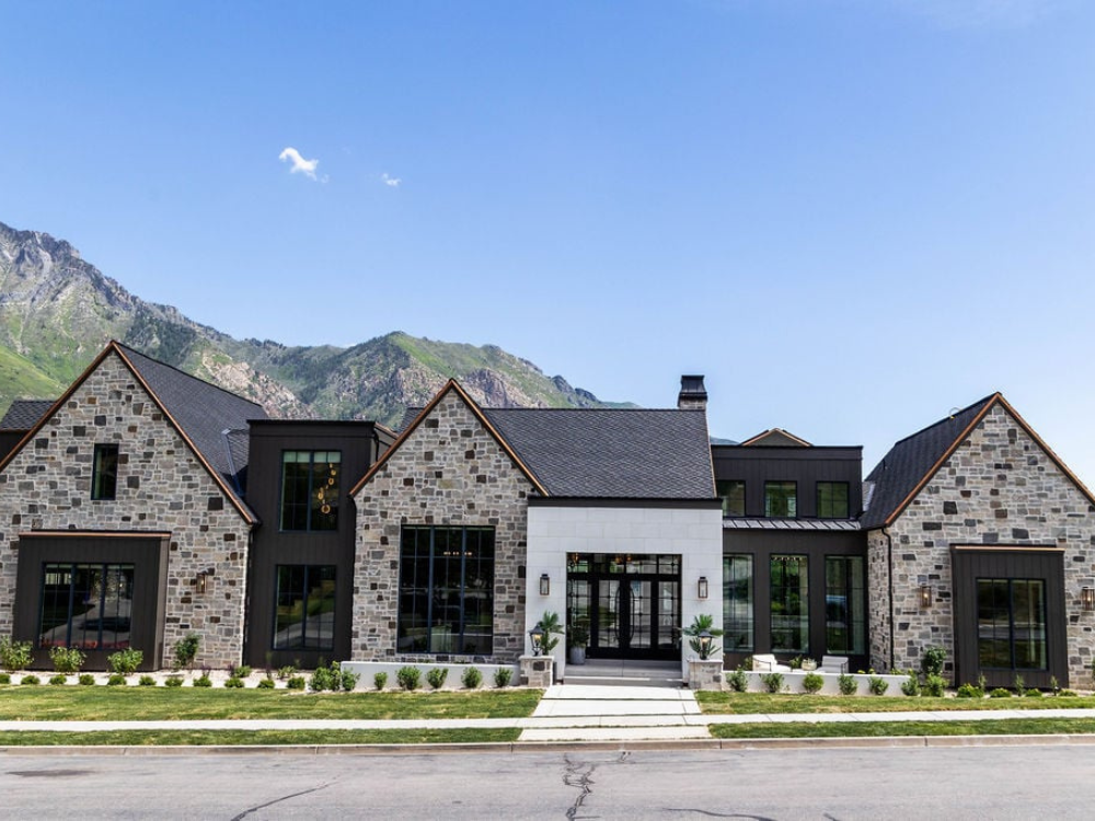 The Oasis Front External View