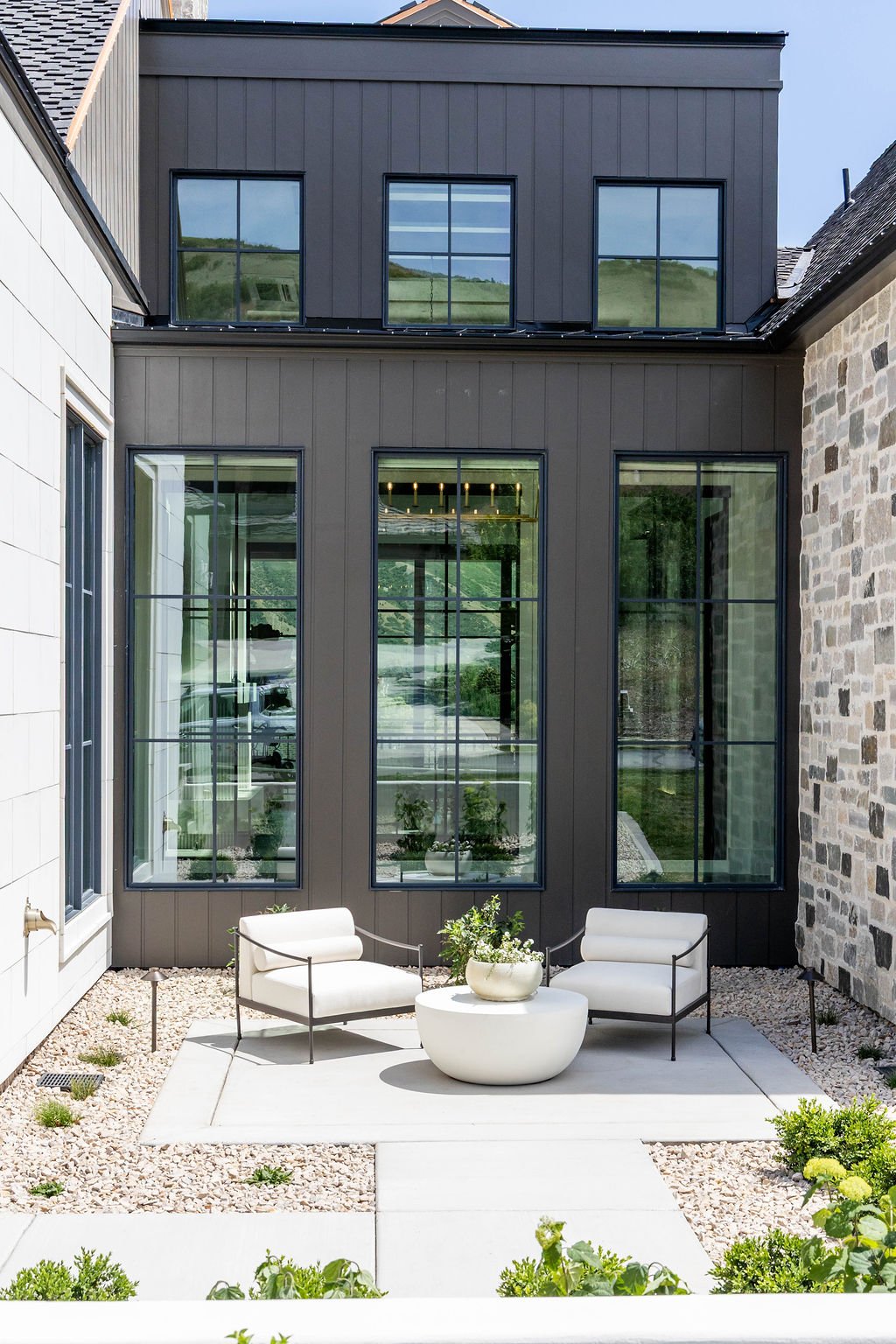 Outdoor nook seating area at custom home featured in the 2025 Utah Valley Parade of Homes by E Builders in Utah